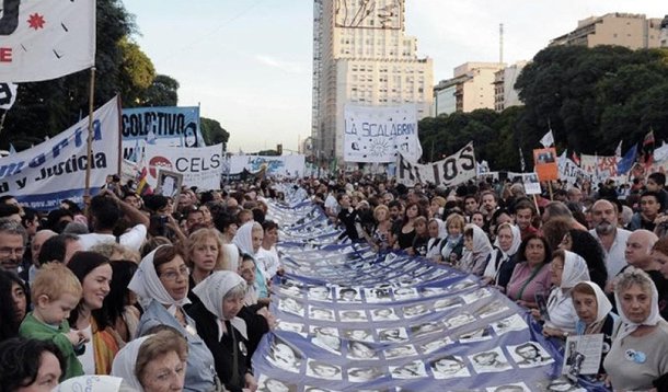 Uma das líderes do grupo das Avós da Praça de Maio, Estela de Carlotto, anunciou nessa quarta-feira (5) que o neto 121 foi encontrado; segundo De Carlotto, o homem de 40 anos é filho de Ana María Lanzillotto e de Domingo "El Gringo" Menna, ambos membros do Partido Revolucionário dos Trabalhadores (PRT) e do Exército Revolucionário do Povo (ERP), que foram sequestrados pelos membros da ditadura argentina em julho de 1976