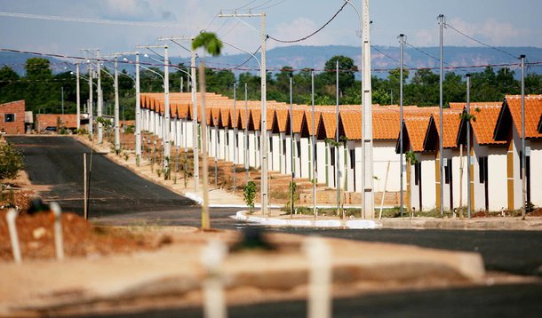 De acordo com o Ministério das Cidades, a atribuição passa para a Caixa Econômica por ter contanto mais próximo com a realidade dos locais onde serão executados os empreendimentos; de acordo com o ministério, a nova portaria com a medida, publicada no Diário Oficial da União, foi revogada para aprimoramento e elaboração de novos critérios técnicos para a seleção e contratação de propostas