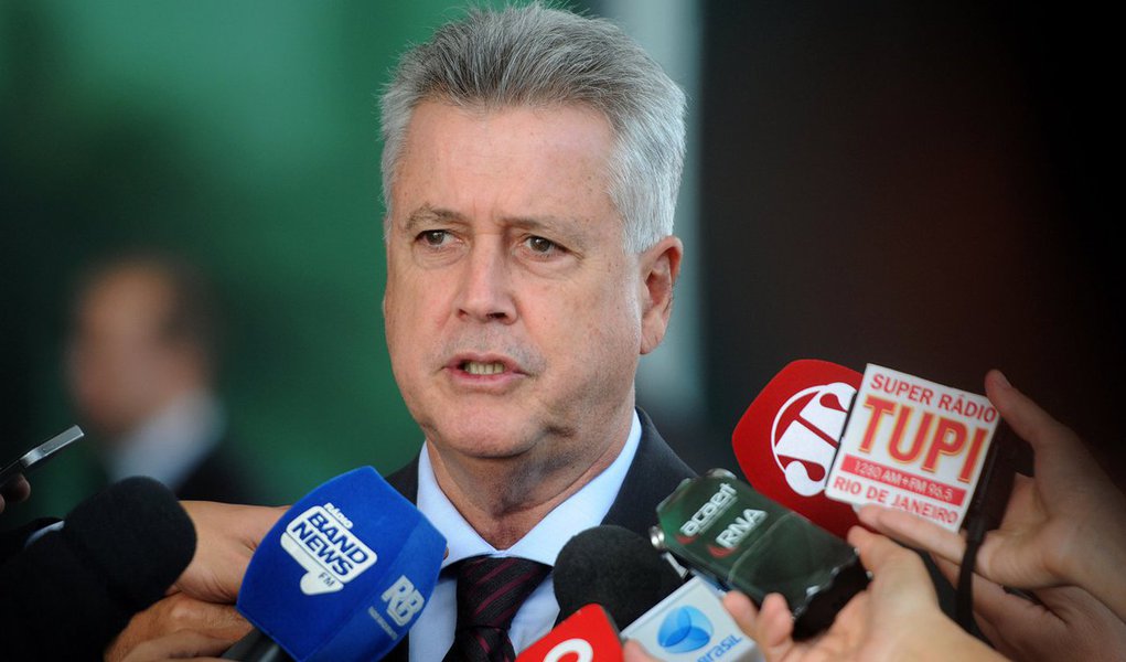 O governo de Brasília criou a Secretaria das Cidades, e o titular da nova pasta, Marcos Dantas, tomou posse em cerimônia no Palácio do Buriti; secretaria recém-criada será responsável pela coordenação e pela supervisão das administrações regionais; o governador Rodrigo Rollemberg assinou os termos de posse no início da cerimônia; Dantas deixa a pasta de Mobilidade, que será assumida por Fábio Damasceno; também foram investidos nos cargos os secretários adjuntos das Cidades, Roosevelt Vilela, e de Mobilidade, Dênis Soaress