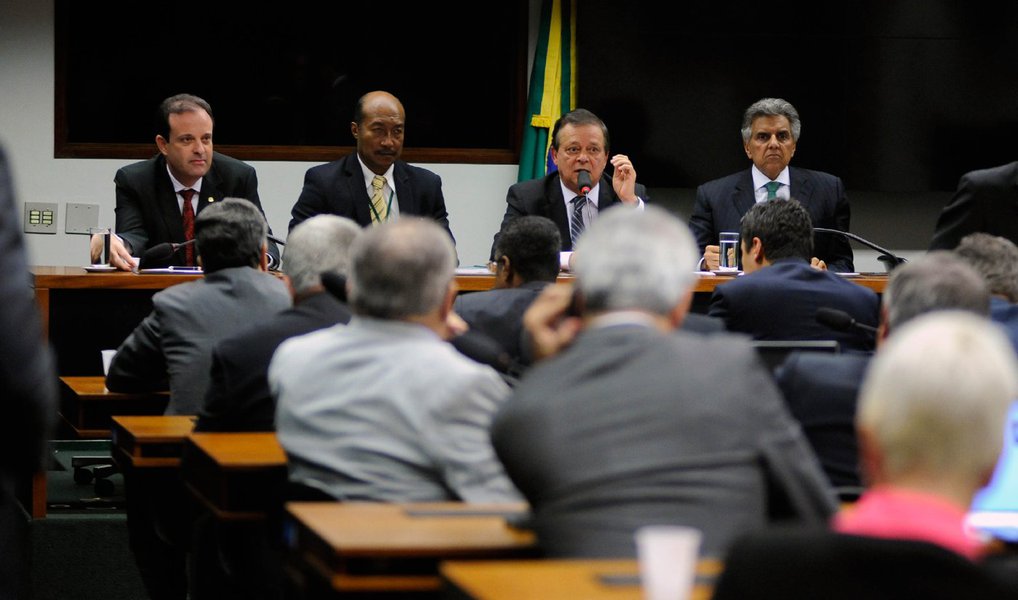 A base do presidente interino Michel Temer decidiu nesta quinta (7) convocar a sessão para eleger o novo presidente da Câmara para a próxima terça (12); a decisão contraria a convocação do presidente interino da Casa, Waldir Maranhão (PP-MA), que havia convocado a sessão de eleição para quinta (14), às 16h; conforme o entendimento da Secretaria-Geral da Mesa, a decisão dos líderes não anula a sessão de quinta, mas se o novo presidente da Câmara for eleito na terça, a sessão que Maranhão convocou fica prejudicada