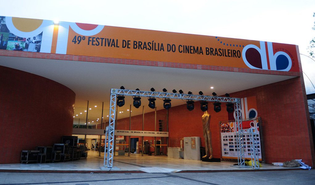 Estão abertas as atividades do 49º Festival de Brasília do Cinema Brasileiro, que começa com sessão fechada para convidados e vai até 27 de setembro; a exibição dos longas, médias e curtas-metragens da mostra competitiva tem início nesta quarta (21), no Cine Brasília (106/107 Sul), com representantes de três estados brasileiros: Ótimo amarelo, da Bahia, Quando os dias eram eternos, de São Paulo, e Rifle, do Rio Grande do Sul