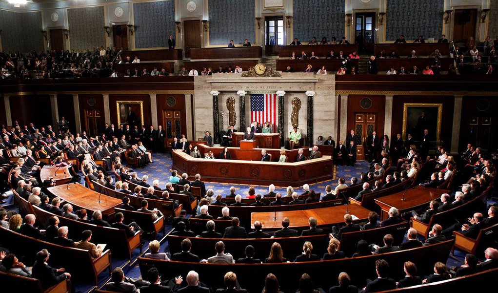 Senado dos Estados Unidos irá votar quatro propostas sobre o tema uma semana depois de o massacre de Orlando ter renovado os clamores para se impedir o acesso de pessoas suspeitas de terrorismo a armas de fogo; embora iniciativas semelhantes tenham fracassado anteriormente, alguns senadores insistem em dizer que a política em relação ao controle sobre as armas está mudando, já que a segurança nacional está ganhando importância no debate