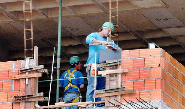 A construção civil registrou queda de 0,61% no nível de emprego no mês de abril na comparação com o de março; foram fechados 17,4 mil postos de trabalho; desde outubro de 2014, o setor apresenta quedas consecutivas, revela pesquisa do sindicato em parceria com a FGV