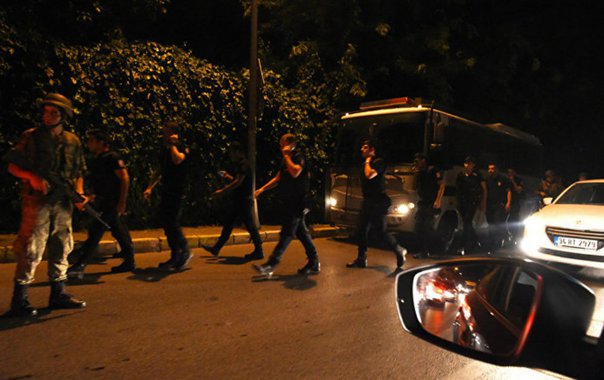 Testemunhas descrevem um verdadeiro cenário de guerra no país, com tiros, bombas, carros, tanques, helicópteros e aviões para todos os lados