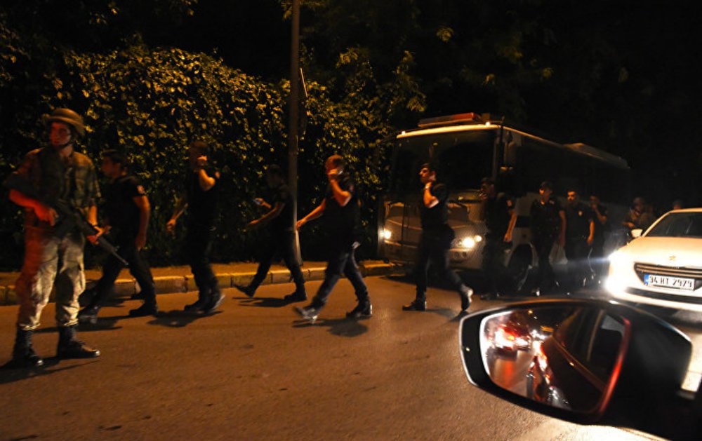 Testemunhas descrevem um verdadeiro cenário de guerra no país, com tiros, bombas, carros, tanques, helicópteros e aviões para todos os lados