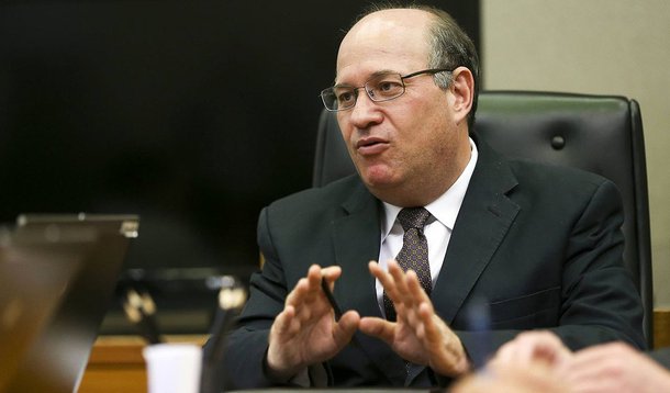 "Não é cenário de desaceleração muito forte, apenas talvez marginal, e ao mesmo tempo é um cenário que torna a liquidez maior no mundo. É um cenário que favorece os mercados emergentes", disse o presidente do Banco Central, Ilan Goldfajn, ao final do encontro dos ministros das finanças e presidentes dos bancos centrais do G-20, que reúne as maiores economias do mundo; segundo ele, a perspectiva de o Banco Central Europeu, o Banco do Japão e o Banco da Inglaterra jogarem mais liquidez nos mercados não exigirá medidas adicionais de proteção à entrada acelerada de capitais no país