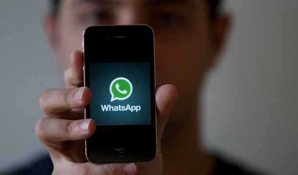 Na decisão que bloqueou o uso do Whatsapp no Brasil, a juíza Daniella Barbosa Assumpção de Souza criticou posicionamento do Facebook, que controla o aplicativo, em relação aos questionamentos feitos pela Justiça; segundo a magistrada, a empresa respondeu os questionamentos em inglês e não na língua nacional do Brasil, tratando o país como uma "republiqueta"; assessoria de imprensa do WhatsApp se defendeu, informando que não tem acesso às informações trocadas entre usuários e que, portanto, não pode interceptá-las e compartilhá-las