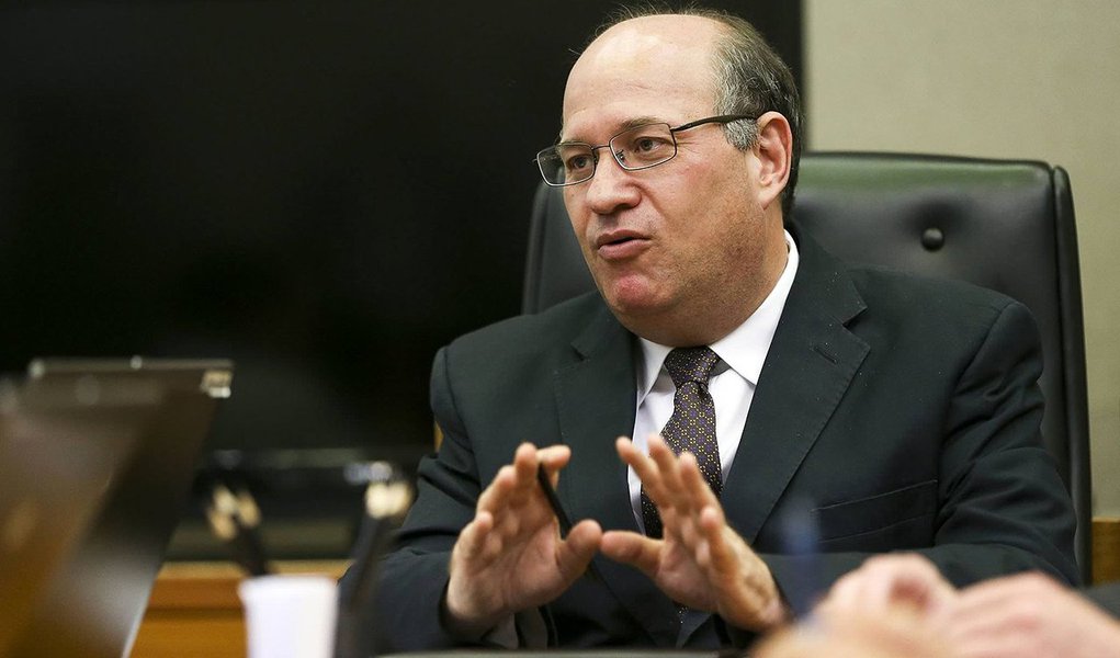 "Não é cenário de desaceleração muito forte, apenas talvez marginal, e ao mesmo tempo é um cenário que torna a liquidez maior no mundo. É um cenário que favorece os mercados emergentes", disse o presidente do Banco Central, Ilan Goldfajn, ao final do encontro dos ministros das finanças e presidentes dos bancos centrais do G-20, que reúne as maiores economias do mundo; segundo ele, a perspectiva de o Banco Central Europeu, o Banco do Japão e o Banco da Inglaterra jogarem mais liquidez nos mercados não exigirá medidas adicionais de proteção à entrada acelerada de capitais no país