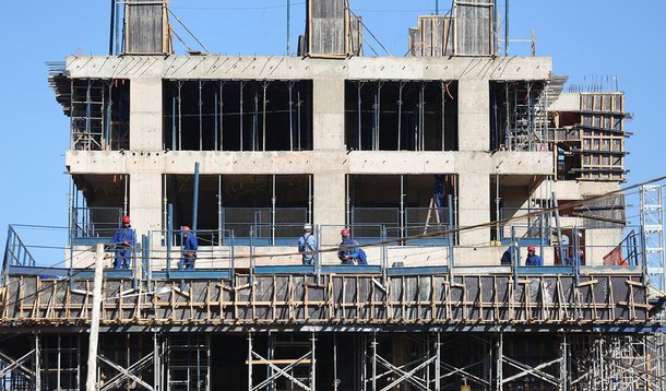 A taxa de desemprego total na capital passou de 18,9%, em maio, para 19% em junho deste ano; em termos absolutos, o contingente de desempregados, em junho, foi de 301 mil pessoas; são 2 mil pessoas a mais que o mês anterior, quando 299 mil estavam à procura de vaga no mercado de trabalho; os dados são Pesquisa de Emprego e Desemprego (PED-DF), divulgada ela Secretaria do Trabalho e pelo Dieese; de acordo com o governo, a quantidade de pessoas no mercado de trabalho — ocupadas ou procurando emprego — diminuiu, em razão da expectativa do período de férias