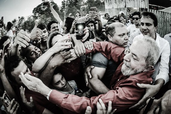 "Abandonado por uma massa considerável dos eleitores que lhe garantiram quatro vitórias consecutivas em eleições presidenciais, mas o deixaram num remoto 10º lugar na lista dos mais votados em 2016, o Partido dos Trabalhadores não tem outra opção além de retornar à luta social, combinando a participação em movimentos populares com uma postura firme de combate ao governo Temer", escreve Paulo Moreira Leite; para o jornalista, a "experiência ensina que não há outro caminho no horizonte, como se aprende pelo histórico de partidos operários semelhantes, a exemplo do PSOE espanhol, os socialistas franceses e os trabalhistas ingleses"