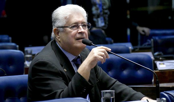 O senador Roberto Requião (PMDB-PR) disparou contra o candidato a prefeito de Curitiba Rafael Greca (PMN) e contra o ex-prefeito Luciano Ducci (PSB); "Greca é a volta do Richa e do Ducci. Fruet é isto que ai está. Simples assim!", disse o parlamentar no Twitter. "Governador construi os mini hospitais dos bairros de Curitiba. Richa e Fruet não os puseram a funcionar bem. Requião filho dará jeito nisto!", acrescentou