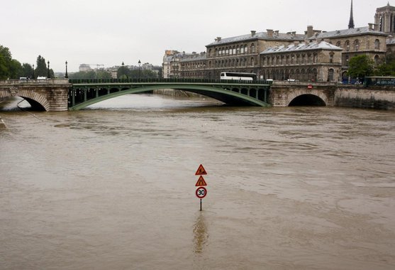 Após dias de chuvas fortes em Paris, a previsão é de que a cheia do Rio Sena atinja, ainda hoje, pico de 6 metros acima do nível normal; rio não atingia níveis tão altos desde 1982, quando subiu 6,18 metros. Em 1955, havia sido registrado um pico de 7,1 metros e, em 1910, um pico de 8,62 metros; cheias na França já deixaram mais de 20 mil desabrigados e 25 mil casas sem eletricidade; "Com o dilúvio, foi decretado no Sena alerta laranja na quinta-feira (2) de manhã e, em seguida, esse alerta laranja foi estendido para Paris. O pico de cheia é esperado em Paris na noite de hoje (3), para 6,30 metros ou 6,50 metros, no pior dos cenários", diz alerta do Ministério do Meio Ambiente