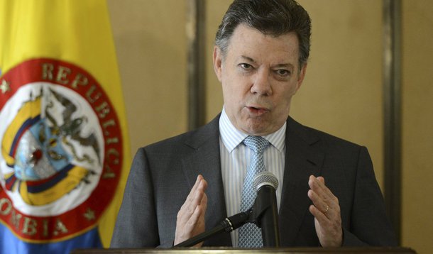 Dias após anunciar a data da assinatura do acordo de paz com as Forças Armadas Revolucionárias da Colômbia (Farc), o presidente Juan Manuel Santos pediu a colaboração da elite do país no processo que passará por aprovação popular, especialmente diante da campanha de seu opositor, o ex-líder Álvaro Uribe, para barrar a medida; "Não entendo como meus companheiros de elite - porque pertenço a ela, sou membro dos clubes mais exclusivos da capital -, se deixam desinformar sobre os benefícios da paz", disse Santos