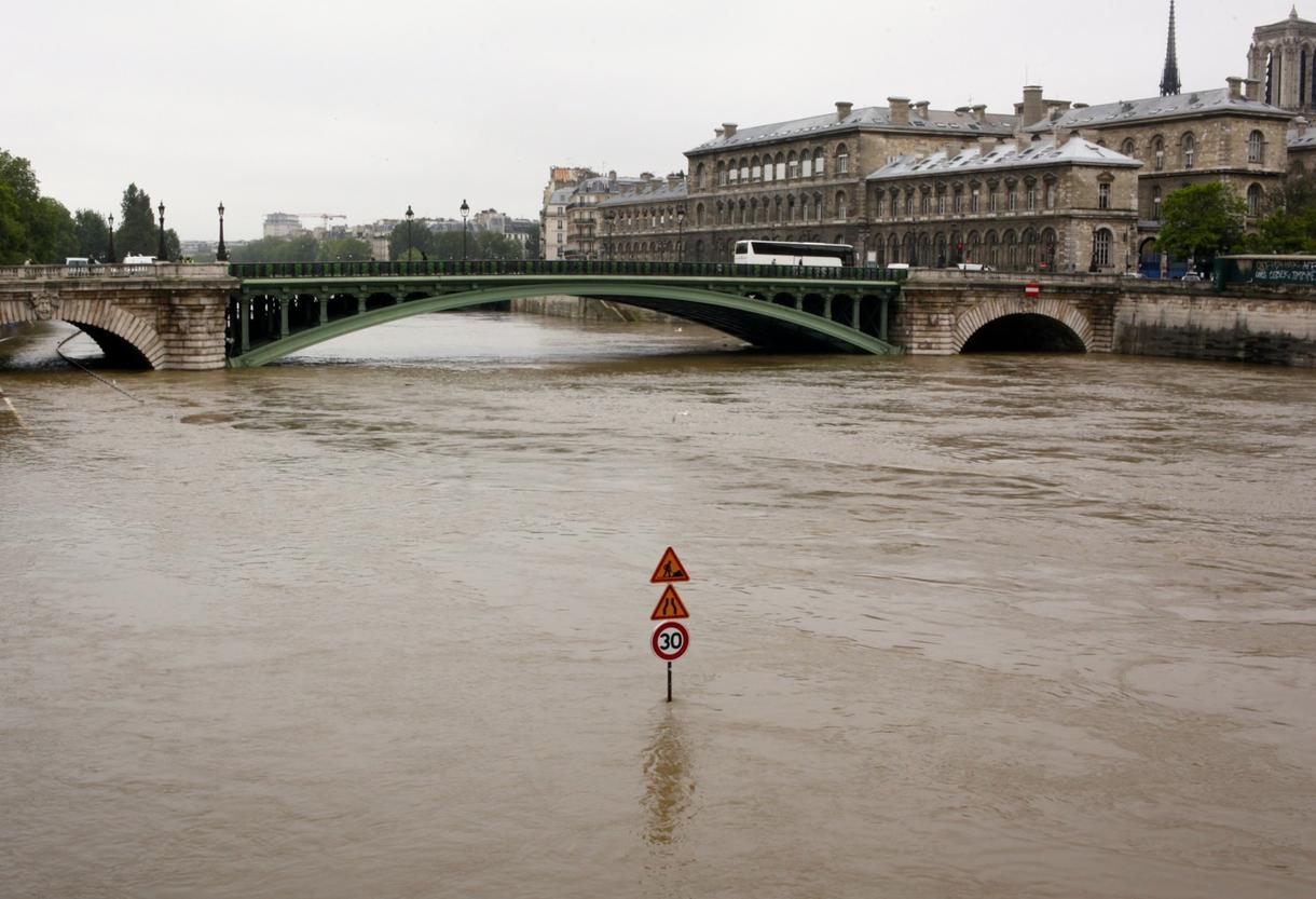 Após dias de chuvas fortes em Paris, a previsão é de que a cheia do Rio Sena atinja, ainda hoje, pico de 6 metros acima do nível normal; rio não atingia níveis tão altos desde 1982, quando subiu 6,18 metros. Em 1955, havia sido registrado um pico de 7,1 metros e, em 1910, um pico de 8,62 metros; cheias na França já deixaram mais de 20 mil desabrigados e 25 mil casas sem eletricidade; "Com o dilúvio, foi decretado no Sena alerta laranja na quinta-feira (2) de manhã e, em seguida, esse alerta laranja foi estendido para Paris. O pico de cheia é esperado em Paris na noite de hoje (3), para 6,30 metros ou 6,50 metros, no pior dos cenários", diz alerta do Ministério do Meio Ambiente