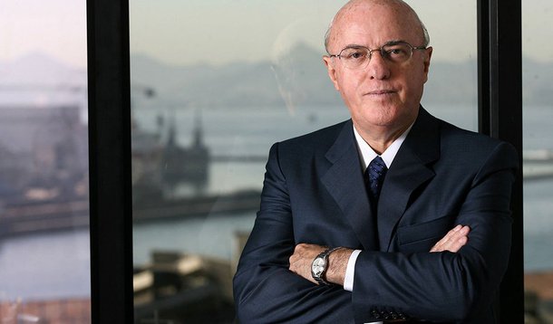 Só no Brasil, também, um cientista desse porte é enxovalhado, como o Vice-almirante Othon está sendo, nas redes sociais, por um bando de energúmenos, ignorantes, preconceituosos e estúpidos que não tem a menor ideia do que está ocorrendo no país, e que pensam mais com o intestino do que com a cabeça