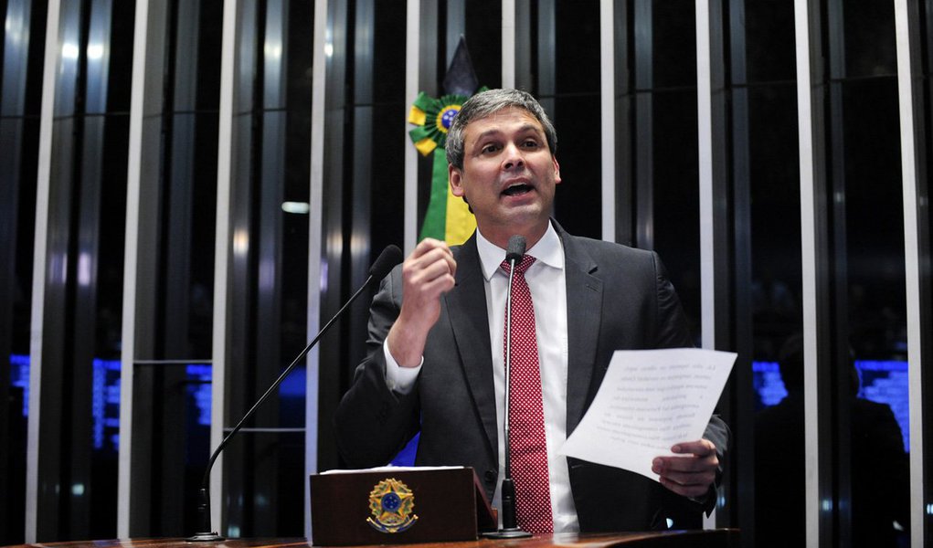 Crítico ferrenho do impeachment de Dilma Rousseff, o senador Lindbergh Farias (PT-RJ) afirmou que o processo de impeachment foi “uma farsa” e que as provas são irrelevantes; “Essa sessão nunca acabará perante a história”, disse ele na tribuna do Senado, que aprovou o afastamento definitivo de Dilma