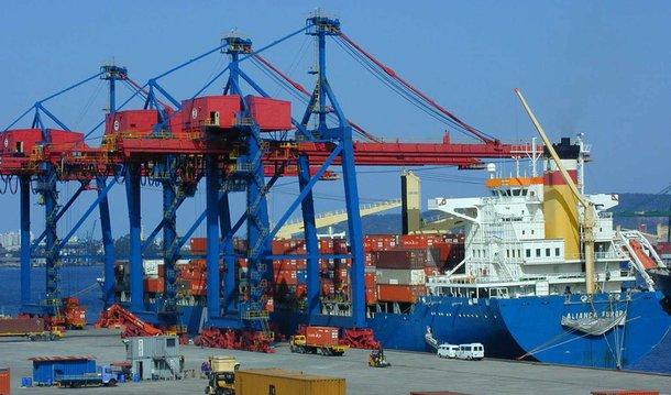 Balança comercial brasileira fechou o mês de junho com superávit de US$ 3,974 bilhões, segundo dados do Ministério da Indústria, Comércio Exterior e Serviços; superávit do primeiro semestre chegou a US$ 23,635 bilhões, melhor desempenho para o período desde o início da série histórica, em 1989