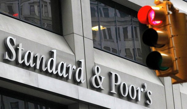 A agência de classificação de risco Standard &amp; Poor’s (S&amp;P) rebaixou a nota de crédito de longo prazo do Estado do Rio em três graus, de “BB-” para “B-”; de acordo com a S&amp;P, o rebaixamento é consequência da contínua piora de sua situação financeira, dificultando o cumprimento de compromissos com os credores; foi o quarto rebaixamento seguido pela agência, em uma sequência de “downgrades”; de abril do ano passado em diante, o Rio perdeu o grau de investimento (espécie de selo de bom pagador) e, agora, está apenas a um grau da categoria de letra C, que indica que, no caso de condições econômicas adversas, “provavelmente não terá a capacidade de honrar seu compromisso financeiro"