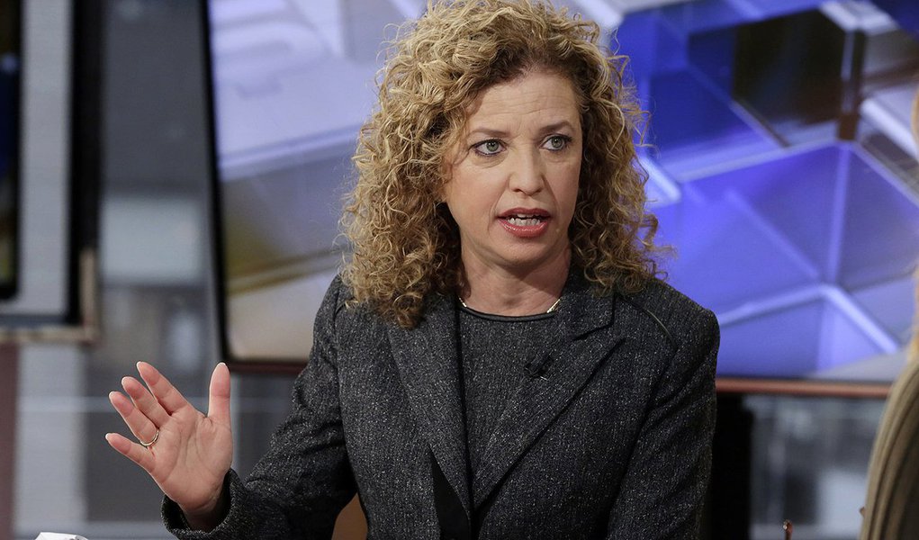 Na última sexta-feira, o Wikileaks publicou cerca de 20 mil páginas de e-mails do comitê democrata que indicam um esforço das lideranças do partido para minar a pré-candidatura de Bernie Sanders em favor da indicação de Hilary Clinton para concorrer à presidência como candidata democrata; em uma das mensagens, Debbie Wasserman Schultz critica Sanders por não ser um membro do partido e diz que ele nunca será presidente dos Estados Unidos