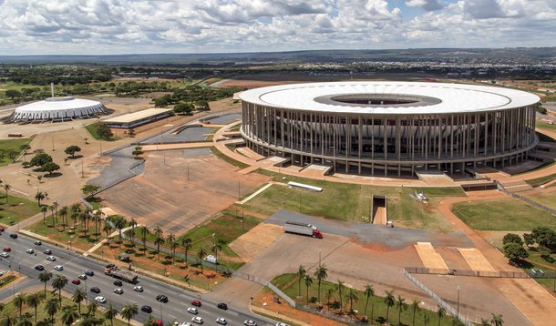 Antes de entrarem no Estádio Nacional de Brasília Mané Garrincha para assistir aos jogos da Olimpíada, os torcedores passarão por detectores de metais; será vetado o uso de bolsas, sacolas, malas, pochetes e mochilas; entre as proibições, estão itens perfurantes e que possam ser usados para ferir pessoas, como facas, tesouras, canivetes, lâminas de barbear, chaves de fenda, agulhas e alicates; na mesma linha, não será permitido portar materiais explosivos, substâncias inflamáveis, tóxicas ou venenosas nem armas de fogo, de brinquedo ou simulacros; para as armas, a exceção vale para militares credenciados