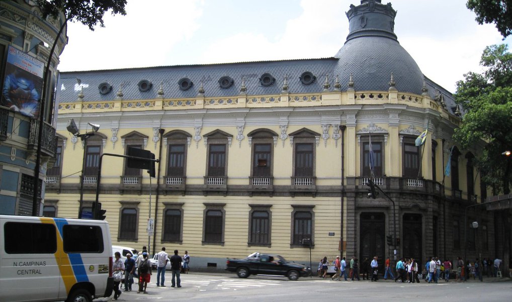 A lista de chamada e a ida ao banheiro não serão mais motivo de constrangimento para alunas e alunos transexuais do Colégio Pedro II, no Rio de Janeiro; esses estudantes já podem usar o nome social, designação pela qual a pessoa trans se identifica e é socialmente reconhecida, desde que a direção autorizou a mudança nos documentos na última semana; os pais foram informados por meio de comunicado emitido pela unidade que fica na Tijuca, na zona norte do Rio de Janeiro