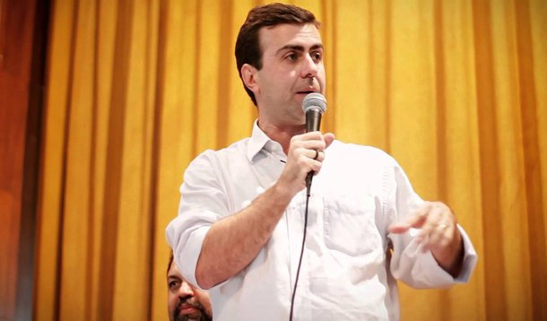 Candidato do PSOL a prefeito do Rio, Marcelo Freixo, afirmou nesta segunda-feira, 17, que é vítima de uma "política com terror" na disputa contra Marcelo Crivella (PRB); "eles espalharam que vou liberar a droga, que vou acabar com a PM, que vou vestir a Guarda Municipal de rosa, que vou distribuir livros ensinando crianças de quatro, cinco anos a fazer sexo... É um nível muito baixo de fazer política. Quem tudo faz para chegar ao poder tudo faz no poder", afirmou Freixo em entrevista ao Estadão