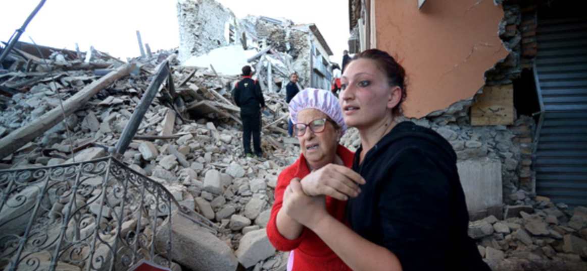 Um terremoto devastador destruiu uma série de cidades montanhosas no centro da Itália nesta quarta-feira, deixando pelo menos 73 mortos, além de moradores presos sob pilhas de escombros e milhares de pessoas desabrigadas; tremor ocorreu nas primeiras horas da manhã, quando a maioria dos moradores dormia, derrubando casas e destruindo ruas a cerca de 140 quilômetros a leste de Roma