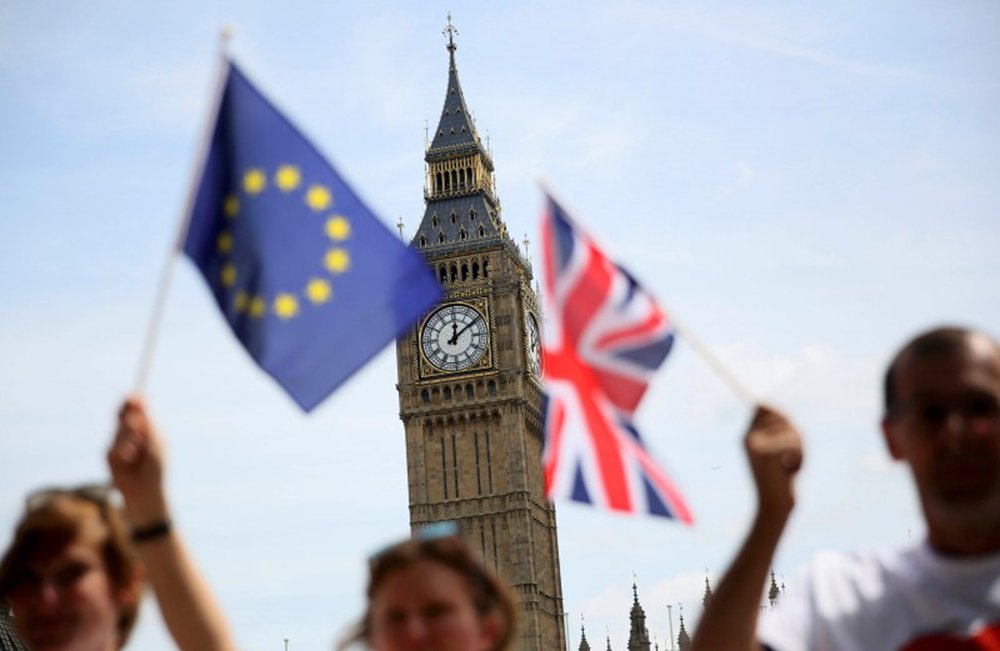 Bandeiras da Grã-Bretanha e União Europeia vistas em Londres. 19/06/2016 REUTERS/Neil Hall