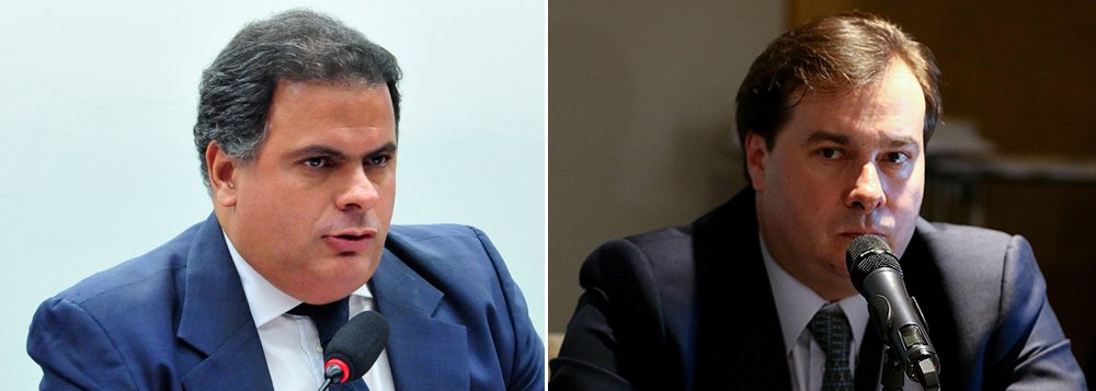 Previsto para ser lido neta terça-feira (2), o relatório final da comissão parlamentar de inquérito (CPI) que investiga irregularidades nas decisões do Conselho Administrativo de Recursos Fiscais (Carf) não foi entregue ao colegiado. O relator da comissão, deputado João Carlos Bacelar (PR-BA), disse que vai procurar o presidente da Câmara dos Deputados, Rodrigo Maia (DEM-RJ), para pedir mais prazo; o democrata, porém, já adiantou que as chances de rever sua decisão sobre prazo é "zero"; "Se quiser uma oitiva esta semana, vamos tentar ver se dá oportunidade. Um novo prazo não", afirmou Maia