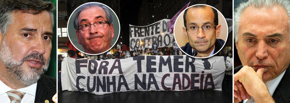 Deputado Paulo Pimenta (PT-RS) faz um resumo do cenário atual em Brasília, citando o "pavor" do governo interino sobre o que fazer com Eduardo Cunha e o "potencial explosivo de sua ira" e ainda "o fator Odebrecht"; "Essa delação vai sacudir os alicerces do aparato golpista e deverá incentivar outras delações que não deixarão 'pedra sobre pedra'. Se não é possível evitá-la, que seja adiada", escreve, sobre a notícia de que o acordo não será homologado antes de novembro; mas a resistência da população, lembra Pimenta, "não para de crescer" e "o mundo não legitima o golpe"; "Portanto, muita água vai rolar até setembro chegar. O povo resiste e insiste em dizer: Não ao golpe. Temer ilegítimo não governará"