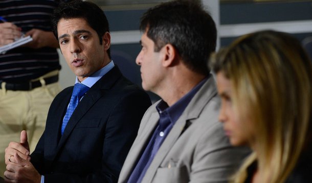 A juíza Ângela Costa, do TJ-RJ, adiou uma decisão sobre o pedido das advogadas da menor de 16 anos, vítima de um estupro coletivo, para que a investigação fosse desmembrada e o delegado Alessandro Thiers, da Delegacia de Repressão a Crimes de Informática (DRCI), cuidasse apenas dos delitos que envolvem a divulgação de vídeos e fotos nas redes sociais; a defesa da menor quer que a investigação seja feita pela Delegacia de Proteção à Criança e Adolescente Vítima (Dcav); a magistrada alegou não ter condições de julgar o caso, pois teve apenas o termo da declaração das defensoras