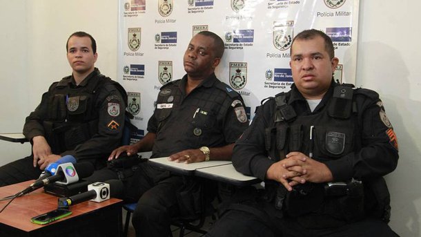 Policiais civis prenderam mais uma suspeita de participar do estupro de uma criança de dois anos de idade, no Rio; até agora, três pessoas já foram presas pela polícia, entre elas, o coronel reformado da Polícia Militar, Pedro Chavarry, que foi flagrado dentro do carro com a menina nua; a mulher detida, na favela Uga-Uga, em Ramos, na zona norte da cidade, foi a primeira a chegar na cena do crime e teria dito aos policiais que flagraram o crime, que o pai da vítima estava morto e a mãe, na cadeia