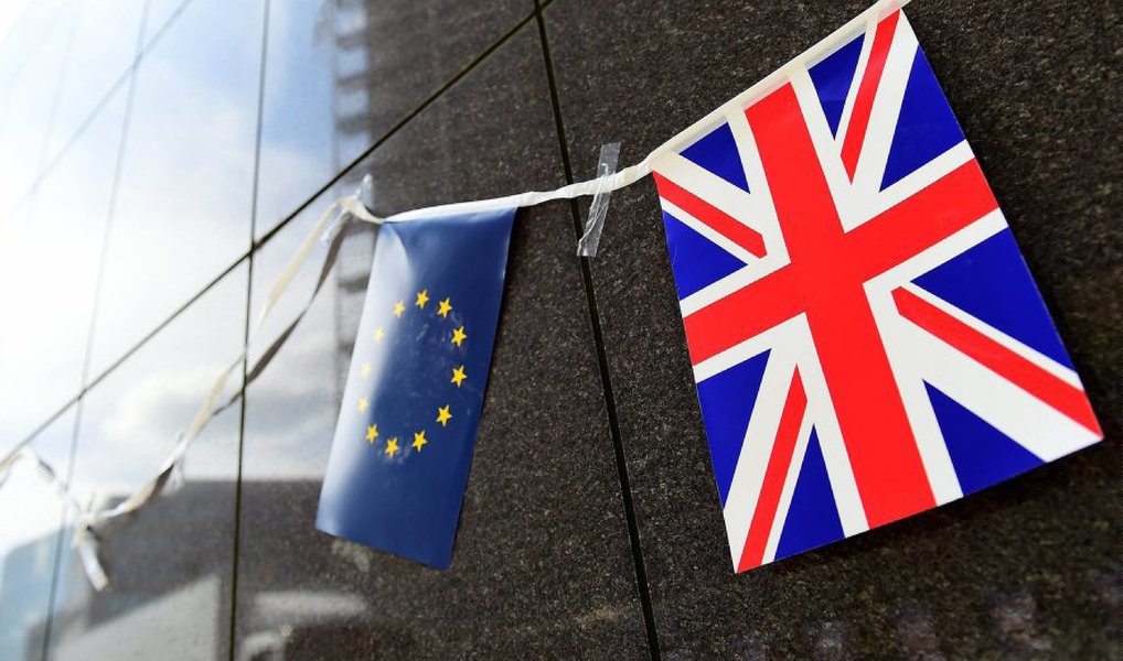 As apostas acerca das chances de os britânicos votarem pela saída ou não da União Europeia esquentaram neste sábado (11), depois que uma pesquisa de opinião apontou que a opção "sair" ganhou uma vantagem de dois dígitos sobre a de "permanecer"; a possibilidade de a opção pela permanência do Reino Unido na UE vencer o referendo de 23 de junho caiu para 70%, contra 78% no início desta semana, de acordo com os cálculos da casa de apostas Betfair