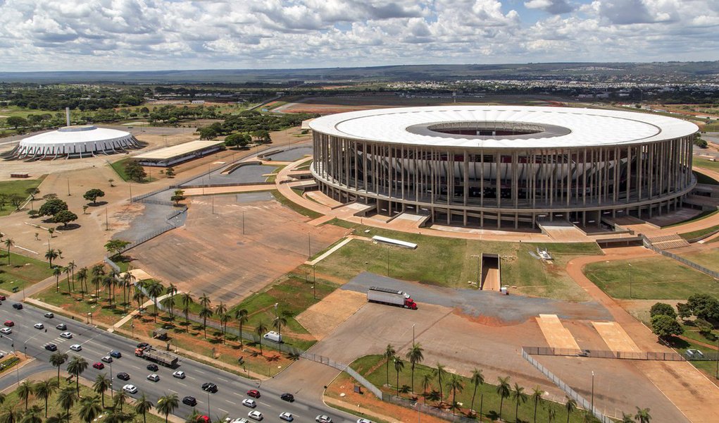 Antes de entrarem no Estádio Nacional de Brasília Mané Garrincha para assistir aos jogos da Olimpíada, os torcedores passarão por detectores de metais; será vetado o uso de bolsas, sacolas, malas, pochetes e mochilas; entre as proibições, estão itens perfurantes e que possam ser usados para ferir pessoas, como facas, tesouras, canivetes, lâminas de barbear, chaves de fenda, agulhas e alicates; na mesma linha, não será permitido portar materiais explosivos, substâncias inflamáveis, tóxicas ou venenosas nem armas de fogo, de brinquedo ou simulacros; para as armas, a exceção vale para militares credenciados