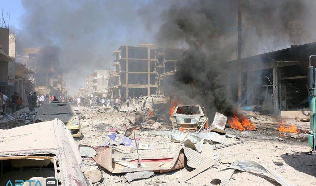 Explosão de um caminhão-bomba reivindicada pelo Estado Islâmico deixou quase 50 mortos e dezenas de feridos na cidade síria de Qamishli, no nordeste do país; ao menos 31 morreram e outras 170 teriam ficado feridas no ataque