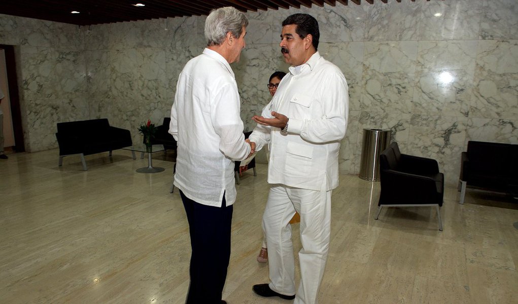 Após se reunir com o secretário de Estado dos Estados Unidos, John Kerry, o presidente da Venezuela, Nicolás Maduro, manifestou a intenção de construir boas relações e uma pauta bilateral positiva com Washington; "Eu queria e quero um diálogo de melhores relações com Barack Obama, bem como com o futuro presidente ou presidenta, seja quem chegar [ao poder] por lá", afirmou Maduro