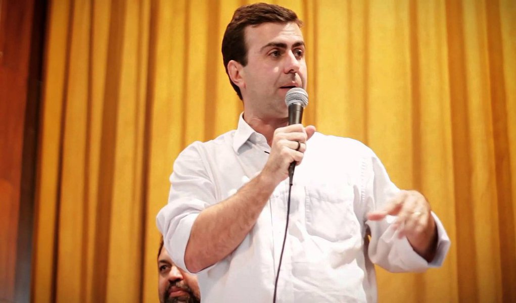 Candidato do PSOL a prefeito do Rio, Marcelo Freixo, afirmou nesta segunda-feira, 17, que é vítima de uma "política com terror" na disputa contra Marcelo Crivella (PRB); "eles espalharam que vou liberar a droga, que vou acabar com a PM, que vou vestir a Guarda Municipal de rosa, que vou distribuir livros ensinando crianças de quatro, cinco anos a fazer sexo... É um nível muito baixo de fazer política. Quem tudo faz para chegar ao poder tudo faz no poder", afirmou Freixo em entrevista ao Estadão