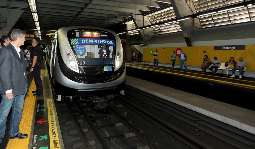 A estação do Metrô Jardim de Alah, no Leblon, na zona sul do Rio de Janeiro, foi apresentada após a conclusão das obras de acabamento; é a última estação da Linha 4 - ligando Ipanema, na zona sul, à Barra da Tijuca, na zona oeste -  a ser entregue, uma vez que as obras das outras quatro estações já tinham sido concluídas; a Estação Jardim de Alah deverá ter uma demanda diária de 20 mil passageiros depois dos Jogos Rio 2016 e conta com dois acessos para usuários: um na esquina das avenidas Borges de Medeiros e Ataulfo de Paiva e o outro na Ataulfo de Paiva, perto da rua Almirante Pereira Guimarães