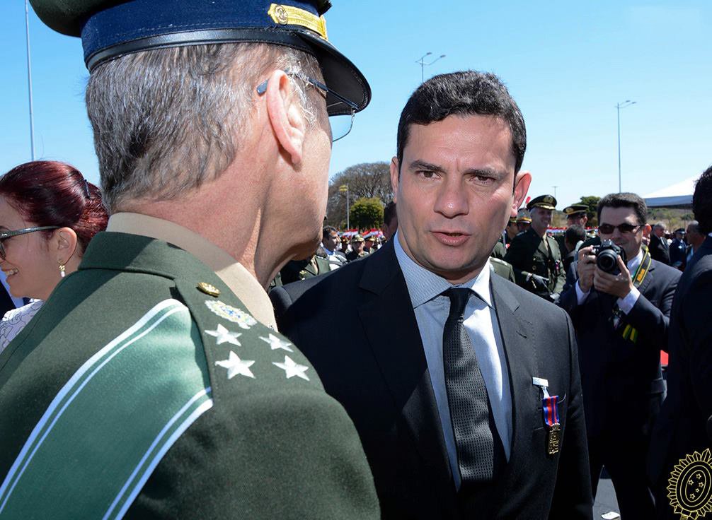 No primeiro dia do julgamento final do processo de impeachment, o juiz da Lava Jato, Sérgio Moro, recebeu uma condecoração do Exército em uma cerimônia em Brasília; é medalha é entregue a pessoas que prestaram serviços relevantes ao País