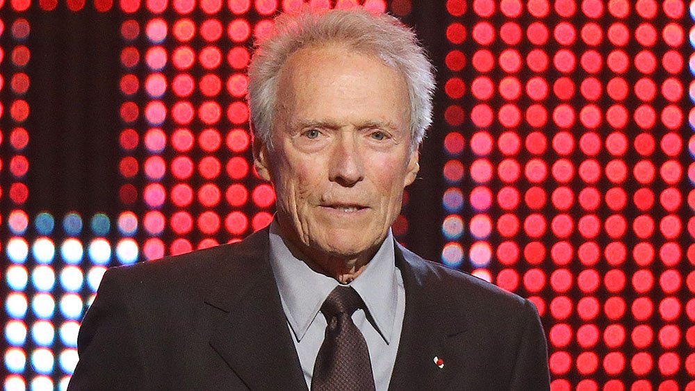Ator e diretor de cinema Clint Eastwood, quatro vezes vencedor do Oscar, criticou a atual geração de norte-americanos como fraca e excessivamente sensível, ao mesmo tempo que apoiou a candidatura à Presidência de Donald Trump; "Estamos em uma geração de maricas. Tudo mundo está pisando em ovos. "Vemos pessoas acusando outras de serem racistas e de todo o tipo de coisas. Quando eu cresci, essas coisas não eram classificadas de racista", disse; questionado se apoiará a candidata democrata Hillary Clinton ou  Trump, Estawood respondeu que "tenho que ir para Trump... você sabe, porque ela declarou que vai seguir os passos de Obama"