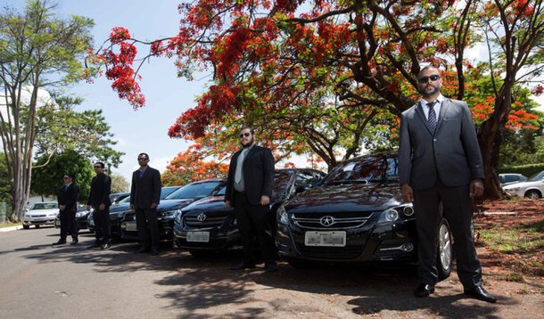 Brasília deu mais um passo para a regulamentação dos serviços de transporte individual privado de passageiros baseados em tecnologia de comunicação em rede, como o Uber; foi publicada no Diário Oficial do Distrito Federal a portaria que determina a criação de um grupo de trabalho para formular a minuta de decreto para regulamentar a Lei nº 5.691, de agosto de 2016; a equipe de seis servidores da Secretaria de Mobilidade deverá apresentar em 30 dias (prorrogáveis por mais 30) à Casa Civil o esboço do decreto com as diretrizes de como será prestado esse tipo de serviço em Brasília; o texto final seguirá para a sanção do governador de Brasília, Rodrigo Rollemberg