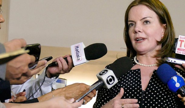 Senadora Gleisi Hoffmann (PT-PR) avalia que a Operação Lava Jato perde credibilidade do povo ao ceder a motivações políticas; ela criticou as prisões dos ex-ministros Antônio Palocci e Guido Mantega e chamou de “show midiático” a denúncia contra o ex-presidente Lula; para ela, as ações constituem tentativas de desmoralizar o PT nas últimas semanas da campanha eleitoral nos municípios; segundo Gleisi, esses ataques atingem não o partido, mas a sociedade brasileira e o estado democrático de direito