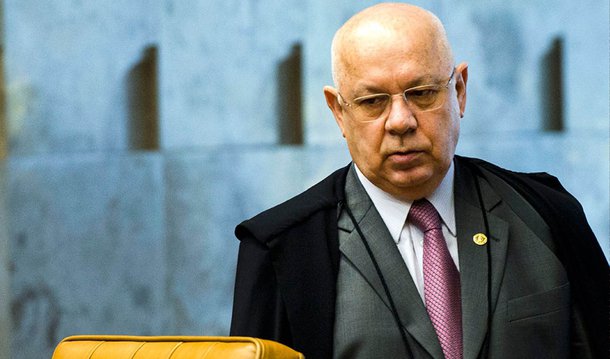 O ministro Teori Zavascki autorizou a quebra do sigilo telefônico de Eduardo Cunha (PMDB-RJ) nas investigações da Lava Jato; o pedido foi requerido pela defesa do deputado na ação penal, na qual Cunha é acusado de receber US$ 5 milhões em propina de contratos da Petrobras; o período de quebra do sigilo será referente ao dia 18 de setembro de 2011, entre 19h e 21h, para tentar buscar dados sobre a localização de Cunha na época; o ministro considerou que os dados não necessariamente excluirão os fatos narrados na denúncia