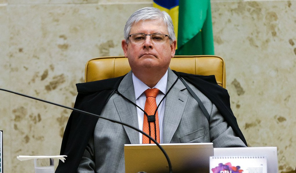"A menos que o Procurador Geral da República tenha entrado em um clima transtornado que não parece ser o seu estilo, a conclusão quase obrigatória é que que há mais, muito mais" do que as gravações de Sérgio Machado para embasar os pedidos de prisão contra a cúpula do PMDB por Rodrigo Janot, escreve o jornalista Fernando Brito, do Tijolaço; "E com potencial chocante o suficiente para não deixar muito espaço para uma negativa liminar que o desmoralizaria"