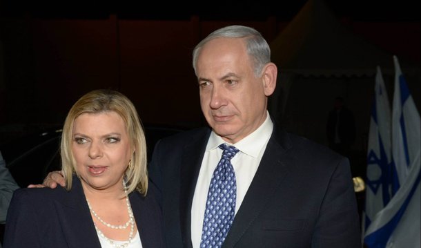 Policia israelense recomendou o indiciamento da mulher do primeiro-ministro Benjamin Netanyahu por desvio de dinheiro público em suas residências oficiais e privadas; de acordo com a imprensa israelita, a polícia acredita ter indícios suficientes para levar Sara Netanyahu a julgament pelas suspeitas de usar recursos do Estado para cuidar de seu pai, já falecido, além de superfaturar gastos com alimentação