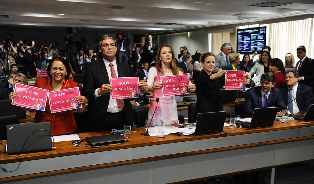 Bate-boca começou depois que o senador Raimundo Lira (PMDB-PB), presidente da comissão especial do impeachment, anunciou que retiraria das notas taquigráficas expressões como "fraude" e "golpe" em referência ao relatório do senador Antonio Anastasia (PSDB-MG) e ao processo em si; o anúncio foi feito depois que a senadora Fátima Bezerra (PT-RN) recusou o relatório por considerá-lo uma fraude; uma questão de ordem da senadora Vanessa Grazziotin (PCdoB-AM) pediu a manutenção ipis litteris do pronunciamento de todos os senadores para o registro da História