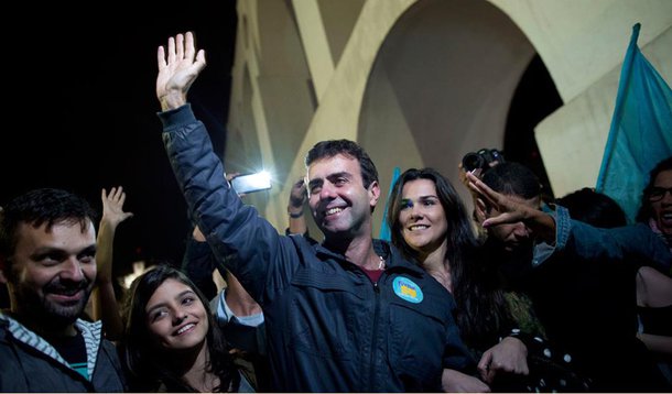 Candidato do PSOL à Prefeitura do Rio, Marcelo Freixo, que está atrás nas pesquisas do segundo turno, diz que "é obrigação o eleitor saber quem é que está por trás da candidatura do Crivella e isso temos feito e vamos fazer no horário eleitoral. Temos programas que mostram a relação do Crivella com todas as forças políticas. Que são verdadeiras, elas existem, não estamos inventando nada. Então, por um lado, temos que ser conhecidos, por outro lado, temos que mostrar quem é o Crivella"; leia sua entrevista à Carta Capital