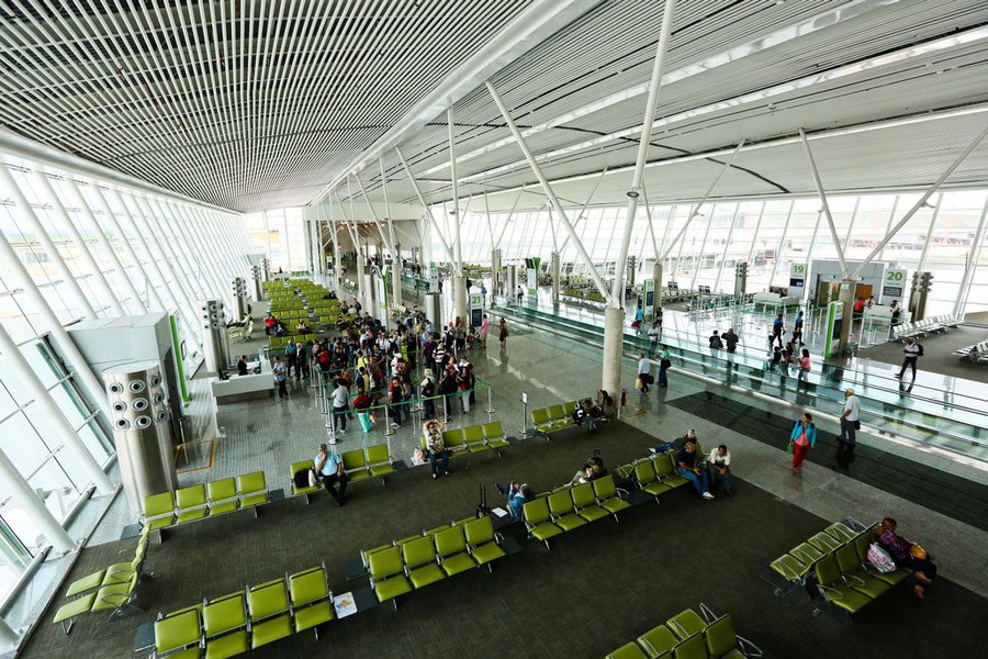 Um homem paquistanês foi detido na tarde deste domingo (10) suspeito de guardar explosivos em casa e de planejar ato terrorista, em São Sebastião, no Distrito Federal; segundo a Polícia Militar, o suspeito teria a intenção de "explodir o aeroporto Juscelino Kubitschek" na segunda (11); ele foi denunciado pela esposa, na véspera de uma viagem que faria ao Paquistão