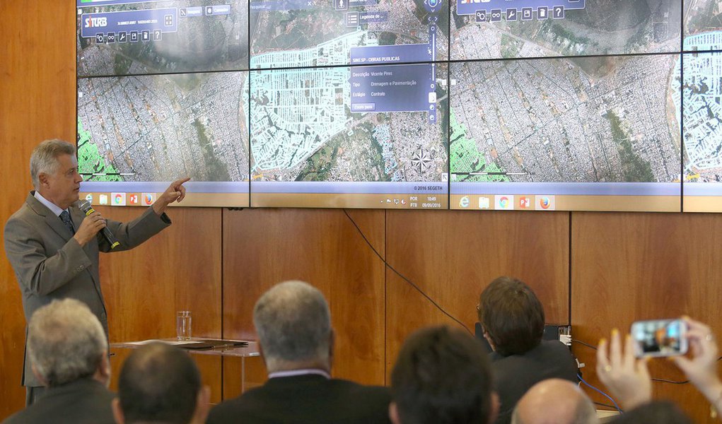 Prevista em lei, a ferramenta oferece dados georreferenciados oficiais, alimentados por diversos órgãos; o conteúdo, que pode ser acessado por qualquer pessoa e envolve desde a malha cicloviária aos lotes registrados no DF, vai auxiliar o planejamento urbano e os processos de planejamento e gestão de políticas públicas; de acordo com o governador Rodrigo Rollemberg, a gestão tem "condições de ter no sistema todos os equipamentos públicos do Distrito Federal, com informações mais detalhadas das escolas, por exemplo, com números de professores e alunos, desempenho escolar; unidades de saúde, com, inclusive, escala dos médicos; informações de segurança pública"