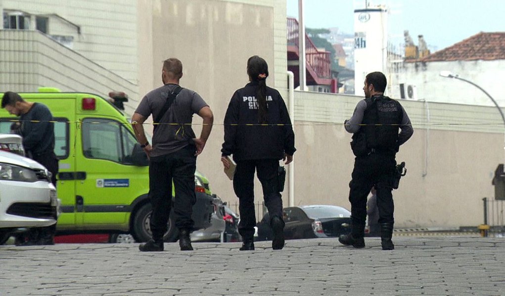 O diretor das Delegacias de Homicídio, Rivaldo Barbosa, informou que foram identificados dois suspeitos da invasão ao Hospital Souza Aguiar, no Centro do Rio, para resgatar um traficante que estava internado na unidade; a polícia está analisando as imagens das câmeras de segurança do hospital para tentar identificar o restante do grupo; a ação de resgate teve tiroteio dentro do hospital e deixou um morto e dois feridos